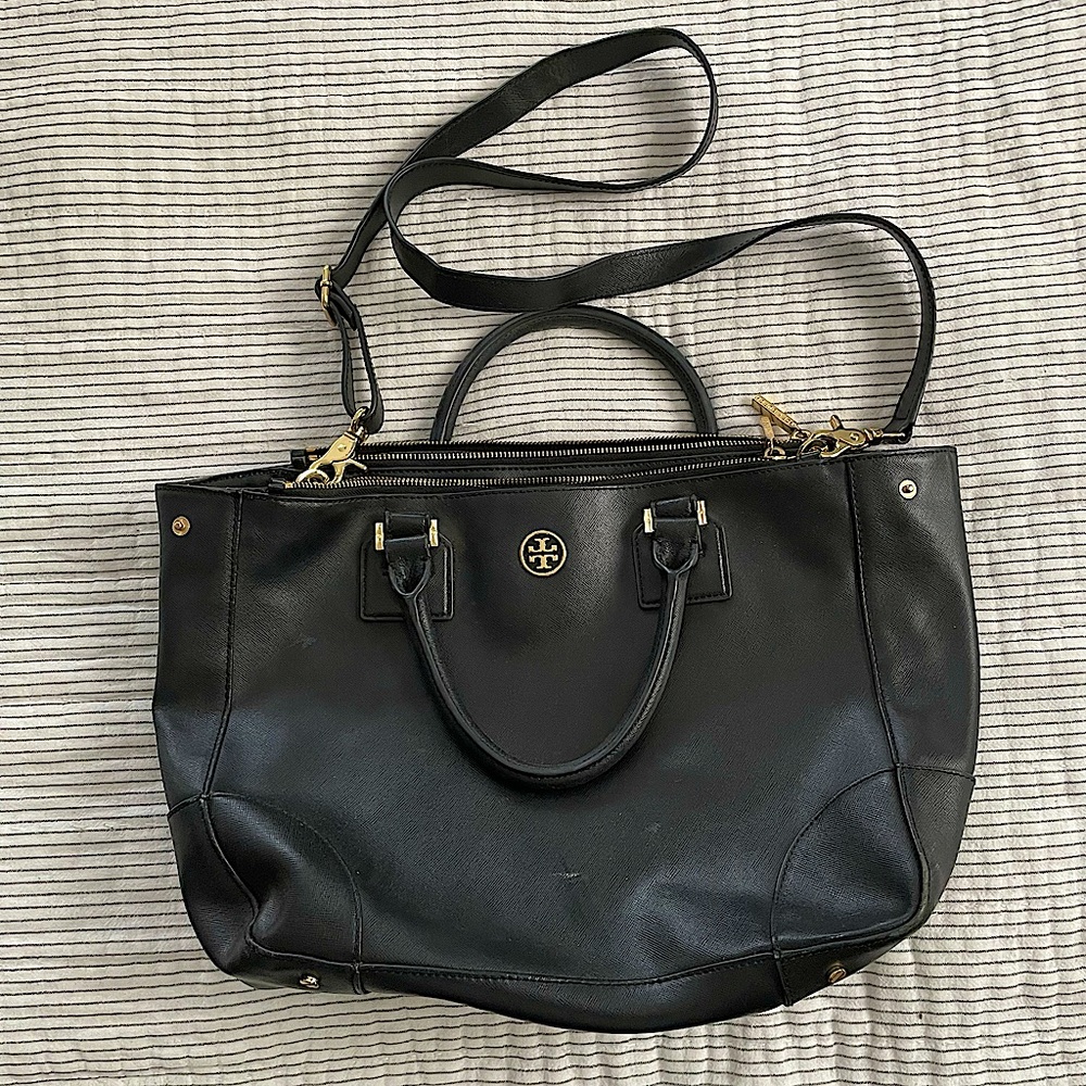 Tory Burch crossbody bag w/gold colored hardware.